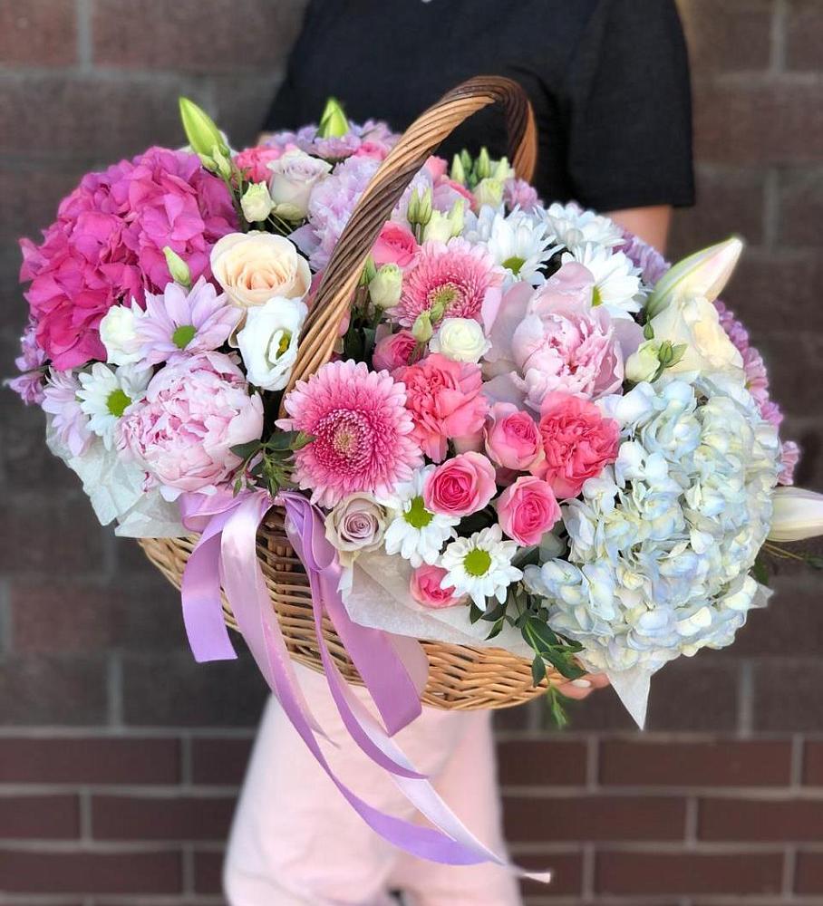 Цветочная композиция из Розы, Хризантемы, Пионы и Лизиантусы в корзине в Преградной