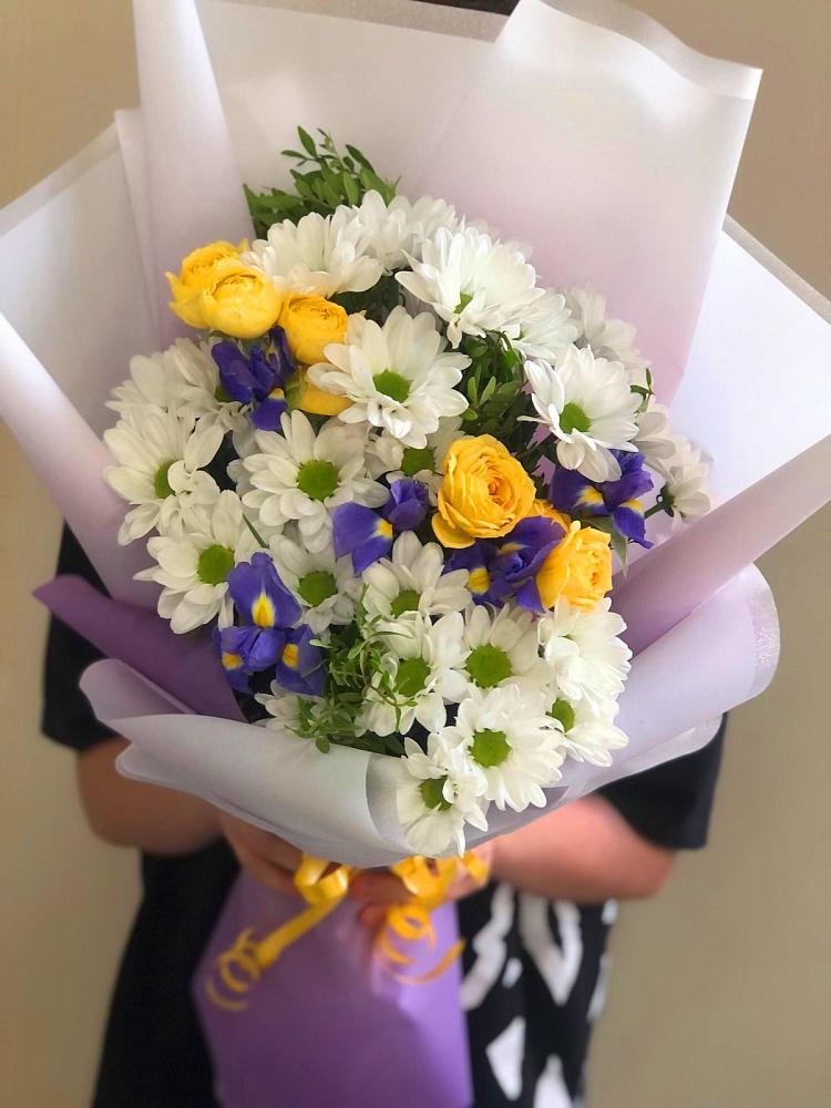 Букет цветов из: Ирисы, Хризантемы и Розы в Преградной