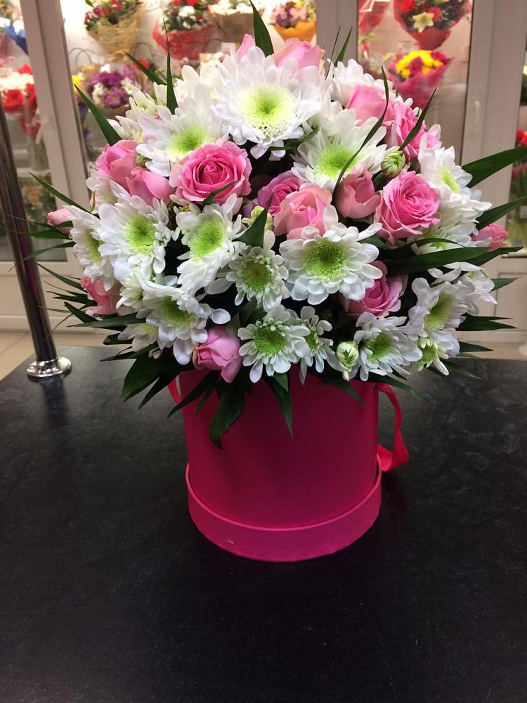 Цветочная композиция из Розы и Хризантемы в шляпной коробке в Преградной