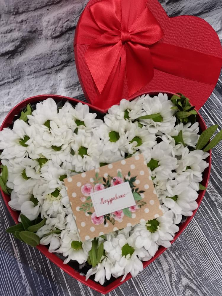 Цветочная композиция из Хризантемы в виде сердца в Преградной