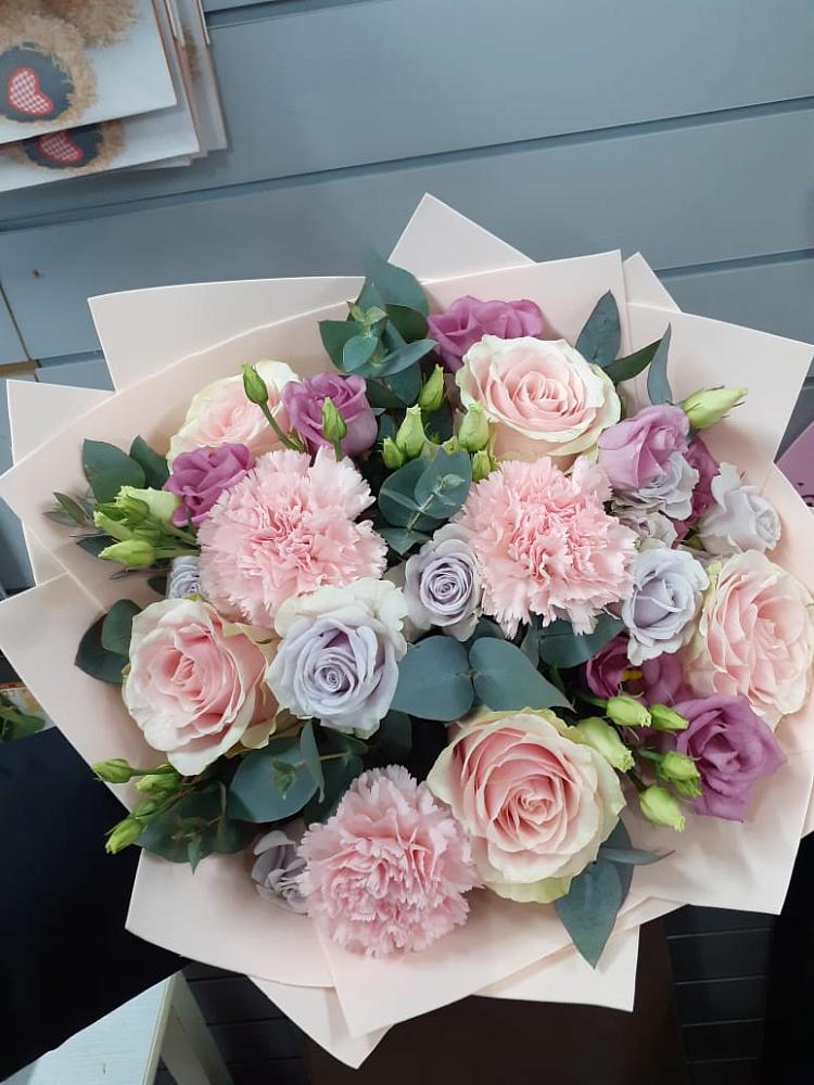 Букет цветов из: Розы, Гвоздики и Лизиантусы в Преградной